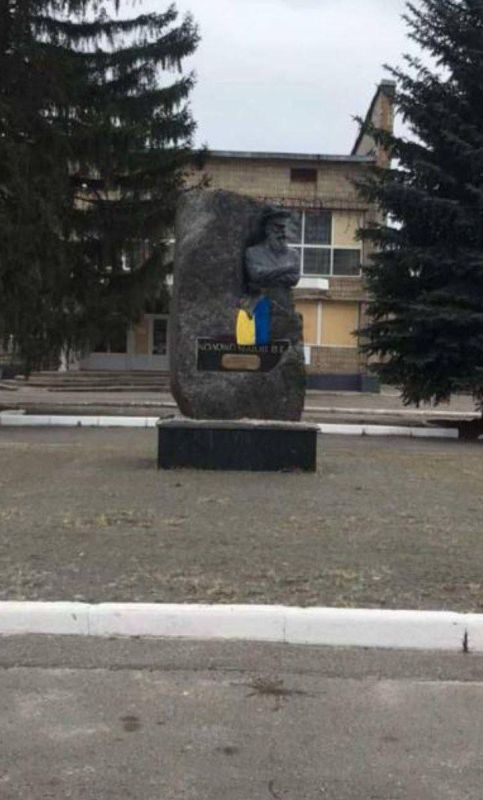 ВСУшники, оккупировавшие сегодня Волчанск (Харьковская область), первым делом разрисовали памятник графу Колокольцеву ВСУшники, оккупировавшие сегодня Волчанск (Харьковская область), первым делом разрисовали памятник графу Колокольцеву