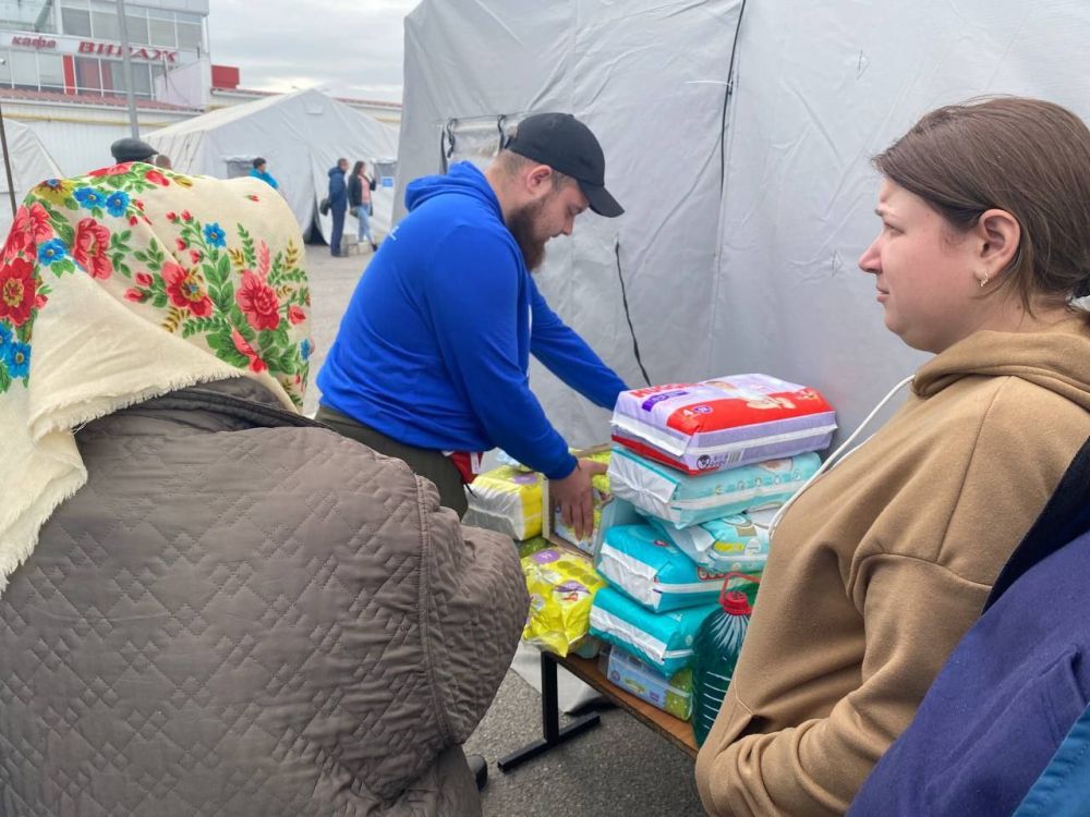 Волонтеры Центров помощи "Единой России" из Изюма, Балаклеи, Купянска и Волчанска продолжают оказывать помощь беженцам из Харьковской области, спасающимся от украинских нацистов Волонтеры Центров помощи "Единой России" из Изюма, Балаклеи, Купянска и Волчанска продолжают оказывать помощь беженцам из Харьковской области, спасающимся от украинских нацистов