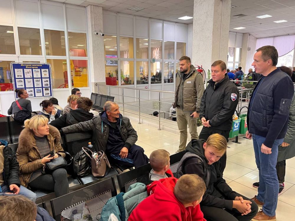 Волонтеры Центров помощи "Единой России" из Изюма, Балаклеи, Купянска и Волчанска продолжают оказывать помощь беженцам из Харьковской области, спасающимся от украинских нацистов Волонтеры Центров помощи "Единой России" из Изюма, Балаклеи, Купянска и Волчанска продолжают оказывать помощь беженцам из Харьковской области, спасающимся от украинских нацистов