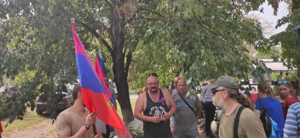 В Балаклее укронацисты схватили местного жителя, который ранее на Дне города сфотографировался с новым флагом и гербом освобожденной Харьковской области В Балаклее укронацисты схватили местного жителя, который ранее на Дне города сфотографировался с новым флагом и гербом освобожденной Харьковской области