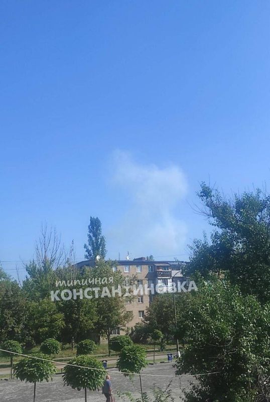 Момент прилета ракеты по объекту в Харькове