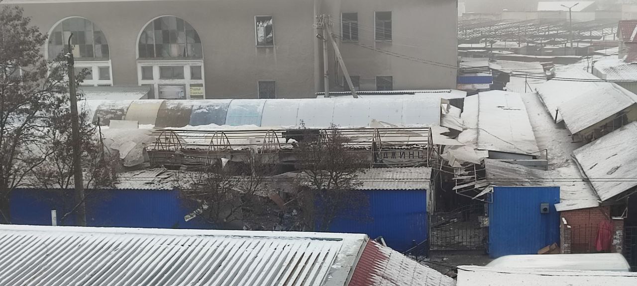 Поврежденный обстрелом ВФУ торговый дом «Донбасс», расположенный по ул. Первомайская (Центрально-Городской район Горловки)