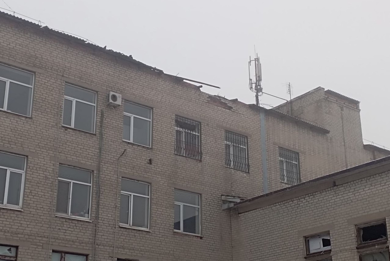 Поврежденный обстрелом ВФУ торговый дом «Донбасс», расположенный по ул. Первомайская (Центрально-Городской район Горловки)