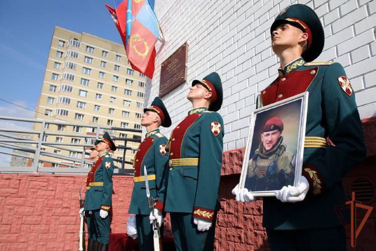 В память о Герое России, который погиб на СВО, спасая мирных жителей Изюма, в Подмосковье создали мурал