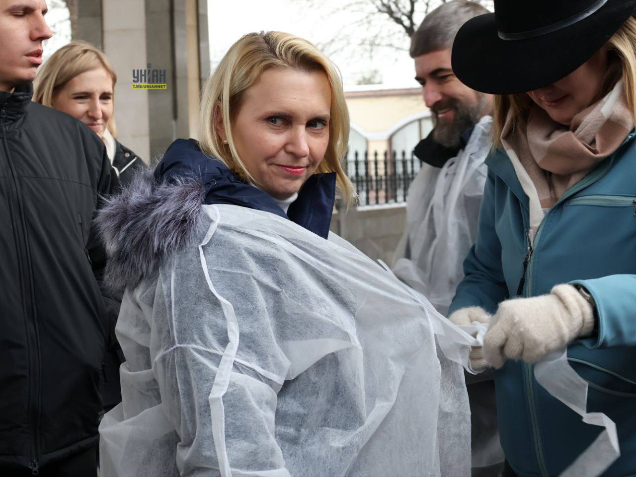 Юлия Витязева: Тем временем, на Украине американская послица проинспектировала раздачу аборигенам еды ко Дню Благодарения