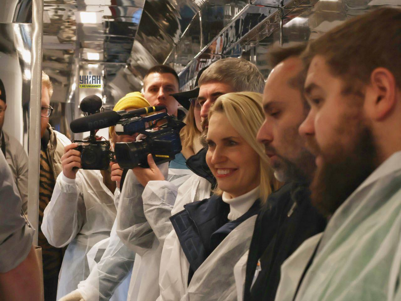 Юлия Витязева: Тем временем, на Украине американская послица проинспектировала раздачу аборигенам еды ко Дню Благодарения