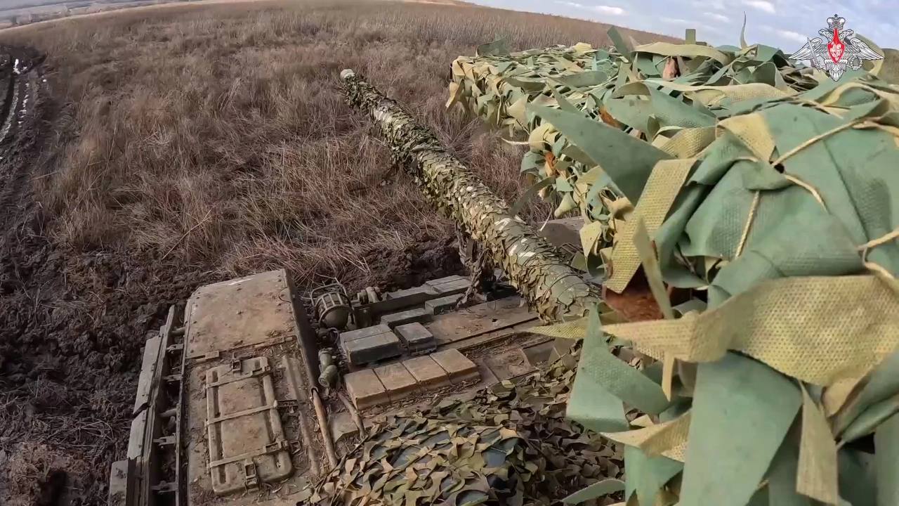 Т — 72Б3 обр.2022 с дополнительными элементами защиты на башне и большим навесом, на Купянском направлении