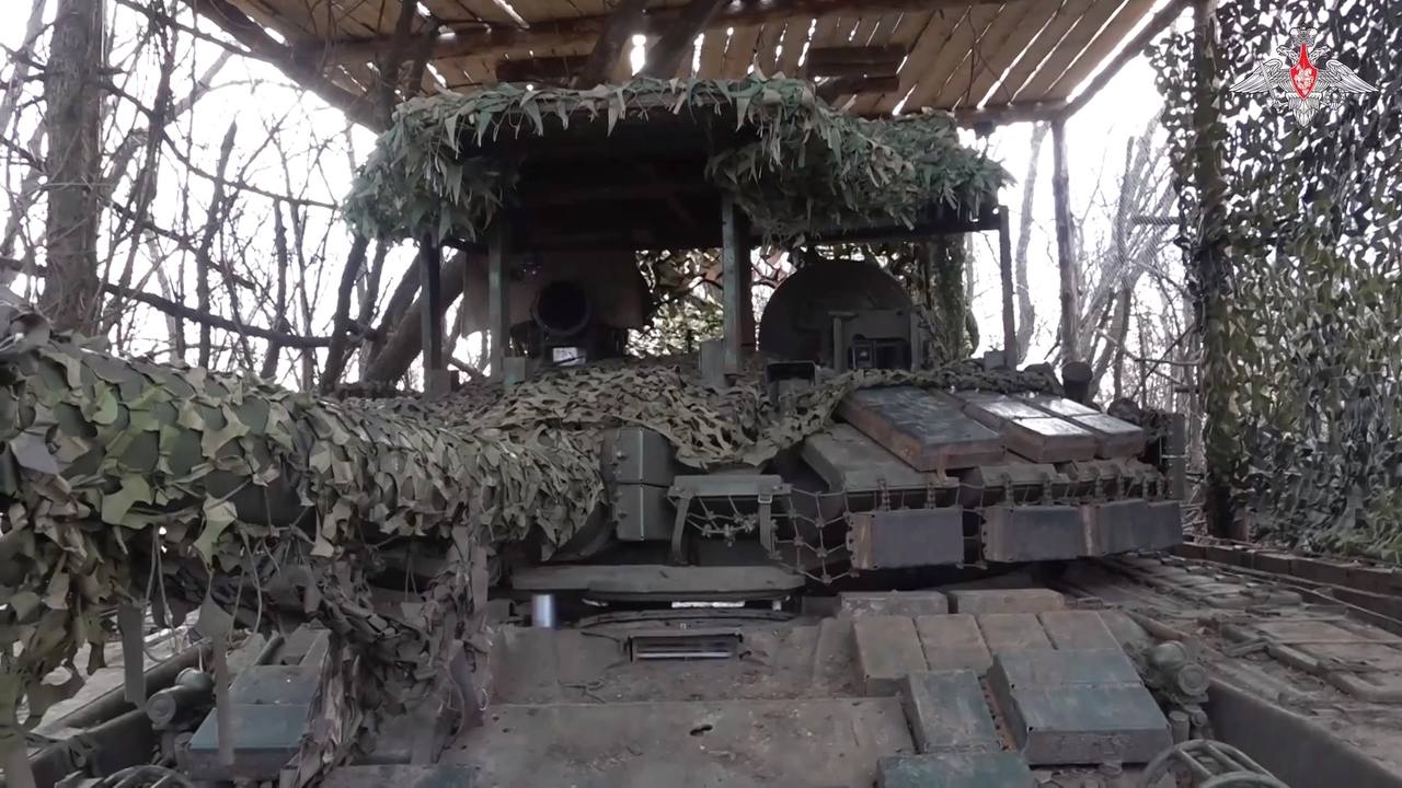 Т — 72Б3 обр.2022 с дополнительными элементами защиты на башне и большим навесом, на Купянском направлении