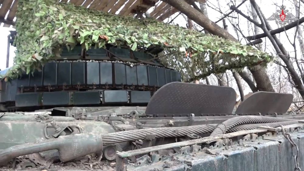 Т — 72Б3 обр.2022 с дополнительными элементами защиты на башне и большим навесом, на Купянском направлении