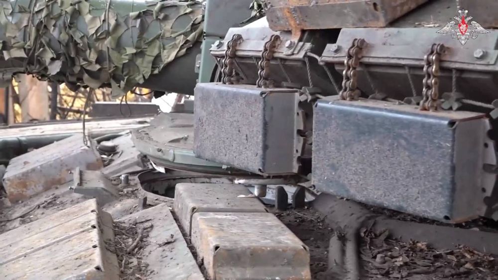 Т — 72Б3 обр.2022 с дополнительными элементами защиты на башне и большим навесом, на Купянском направлении