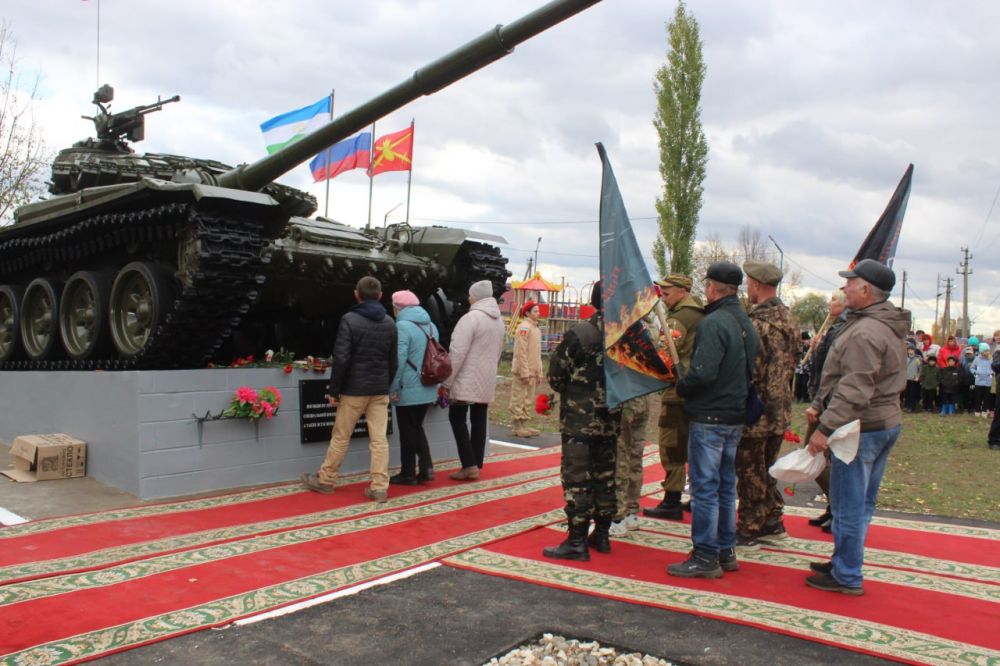 В Калтасинском районе Башкирии был открыт памятник в честь командира танка сержанта Ивана Изиметова, погибшего при исполнении воинского долга на территории Украины