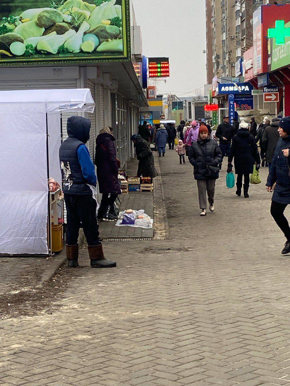 Харьковчане пишут, что люди в погонах «крышуют» незаконную торговлю